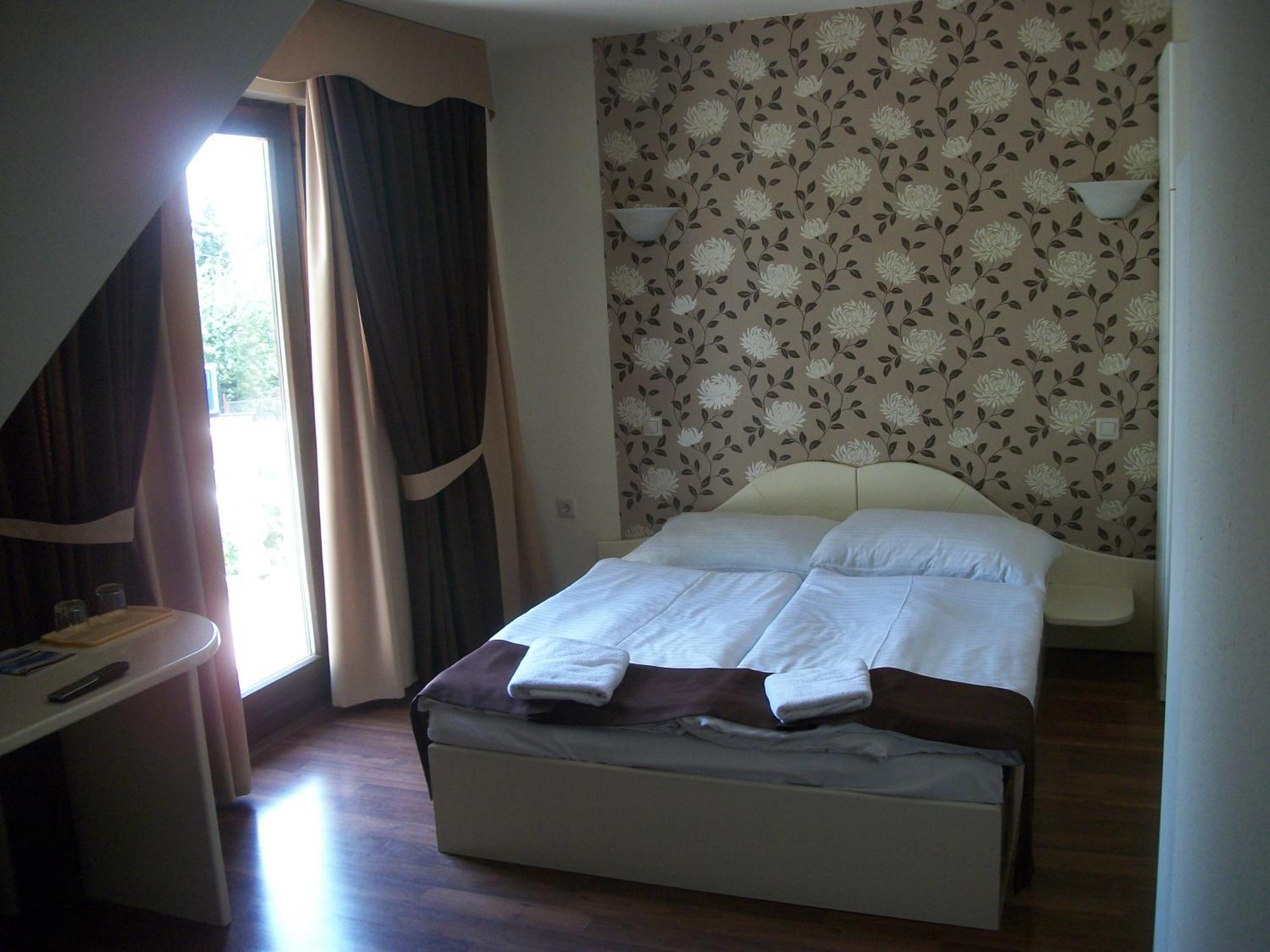 Hotel Viktoria Balatonalmádi Dış mekan fotoğraf